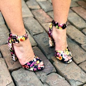 Bamboo Senza 5.5 ankle strap floral chunky heels